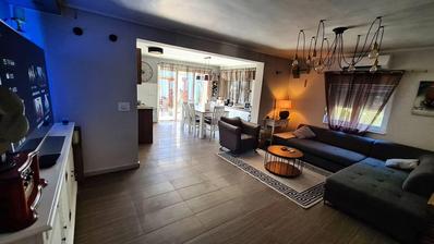 Zadar, Privlaka, casa moderna com três apartamentos perto do mar.