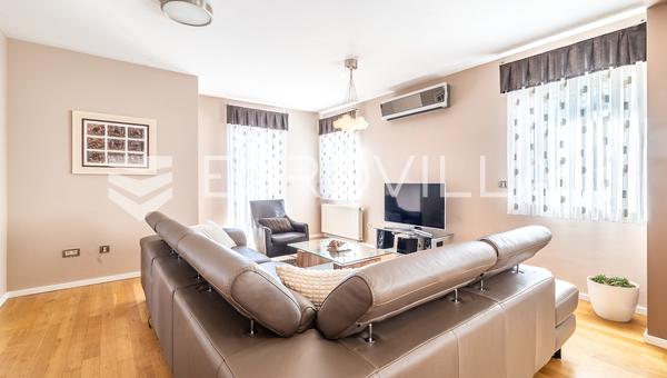 Zagreb, Gajnice, schöne, helle und geräumige Dreizimmerwohnung mit zwei Parkplätzen 100 m²