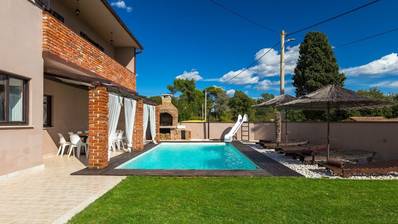 Območje Barban, luksuzna vila 250 m² z urejenim vrtom, bazenom, jacuzzijem in savno