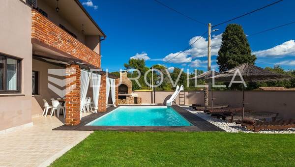 Zona Barban, villa de lujo de 250 m² con jardín bien cuidado, piscina, jacuzzi y sauna