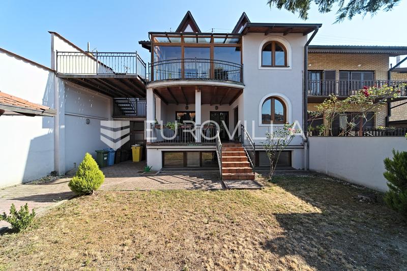 Osijek, Donji Grad, prodaje se prostrana rustikalna vila površine 403 m² - 12