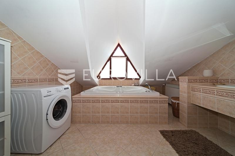 Osijek, Donji Grad, prodaje se prostrana rustikalna vila površine 403 m² - 32