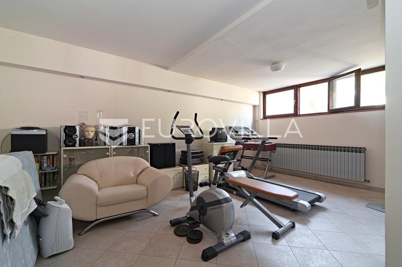 Osijek, Donji Grad, prodaje se prostrana rustikalna vila površine 403 m² - 38