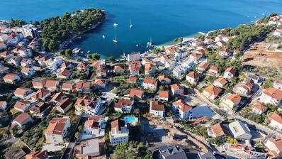 Trogir, Ciovo, cobertura de dois quartos com terraço na cobertura e bela vista para o mar