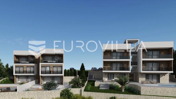 Trogir, Čiovo, dvosoban penthouse s krovnom terasom i predivnim pogledom na more