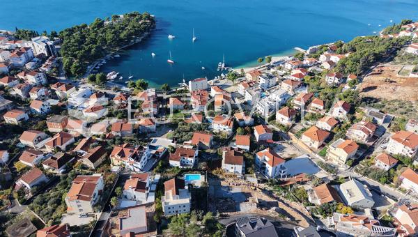 Trogir, Čiovo, dvosoban penthouse s krovnom terasom i predivnim pogledom na more