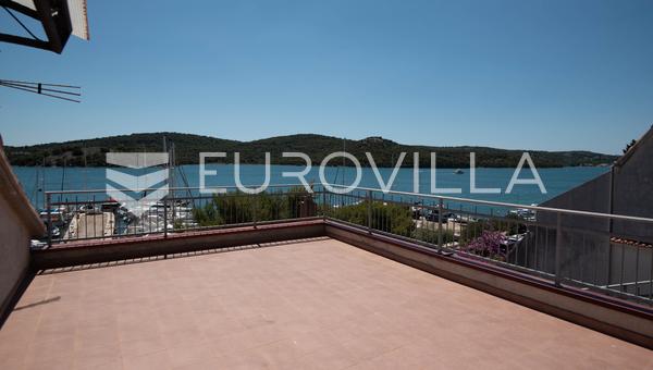 Tisno, ekskluzivna apartmanska kuća prvi red do mora s panoramskim pogledom i brodicom