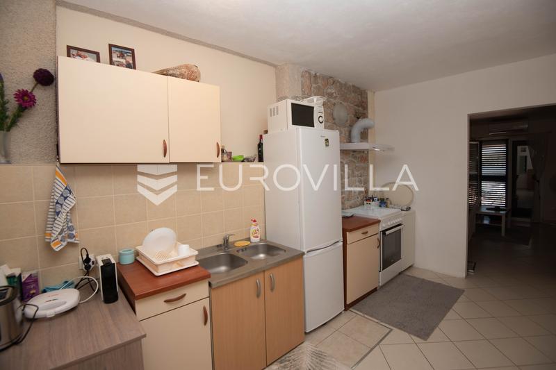Tisno, ekskluzivna apartmanska kuća prvi red do mora s panoramskim pogledom i brodicom - 11