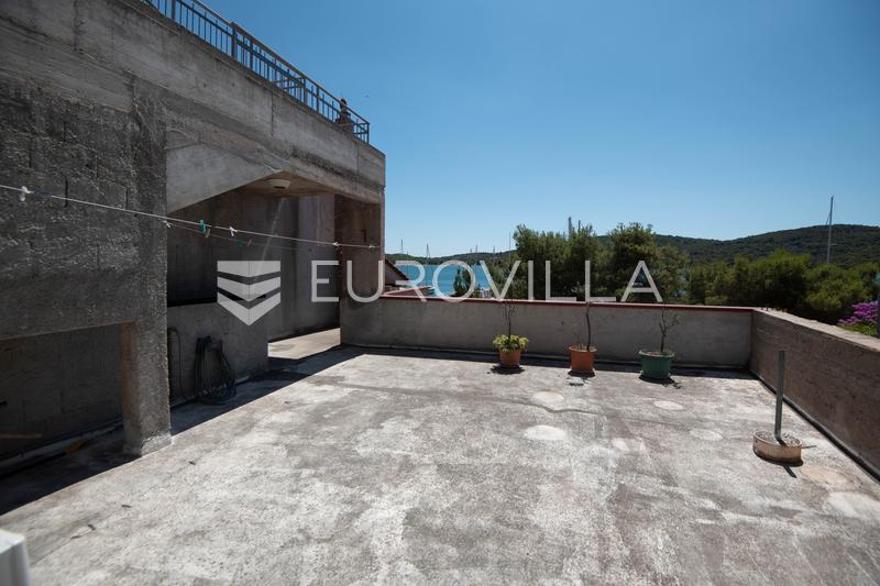 Tisno, ekskluzivna apartmanska kuća prvi red do mora s panoramskim pogledom i brodicom - 40