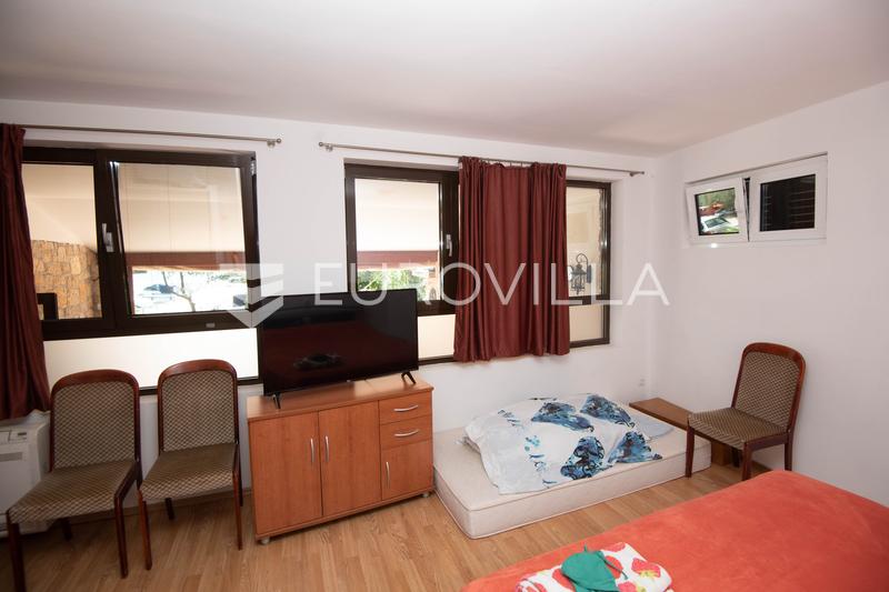 Tisno, ekskluzivna apartmanska kuća prvi red do mora s panoramskim pogledom i brodicom - 9