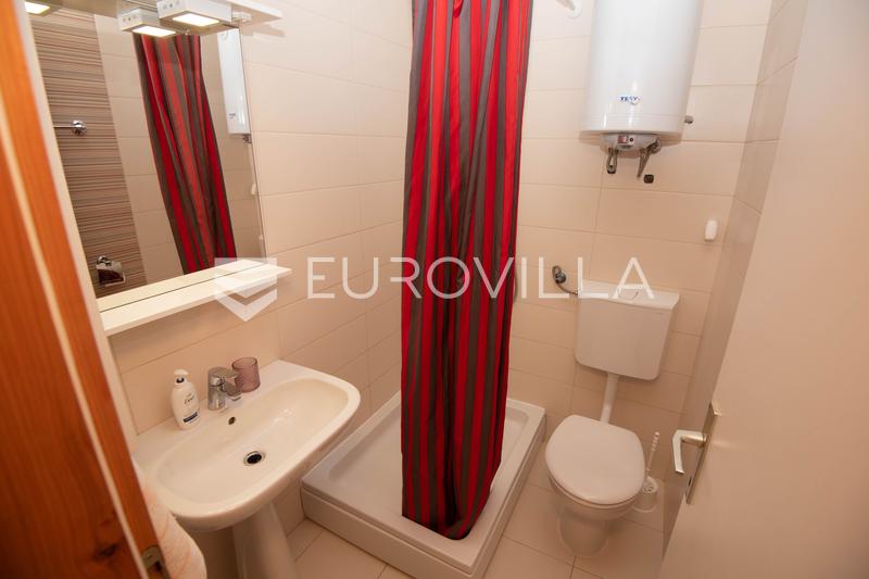 Tisno, ekskluzivna apartmanska kuća prvi red do mora s panoramskim pogledom i brodicom - 23