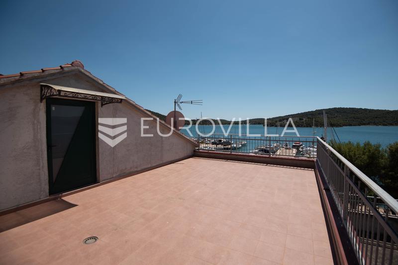 Tisno, ekskluzivna apartmanska kuća prvi red do mora s panoramskim pogledom i brodicom - 55