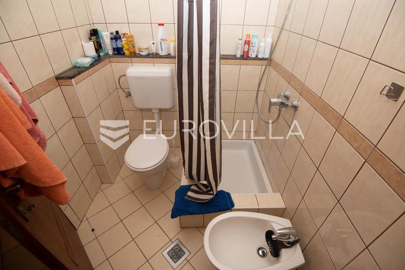 Tisno, ekskluzivna apartmanska kuća prvi red do mora s panoramskim pogledom i brodicom - 19