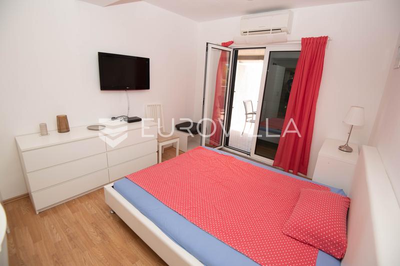 Tisno, ekskluzivna apartmanska kuća prvi red do mora s panoramskim pogledom i brodicom - 27