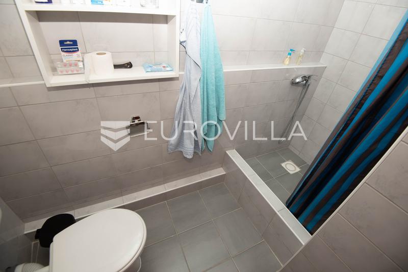 Tisno, ekskluzivna apartmanska kuća prvi red do mora s panoramskim pogledom i brodicom - 22