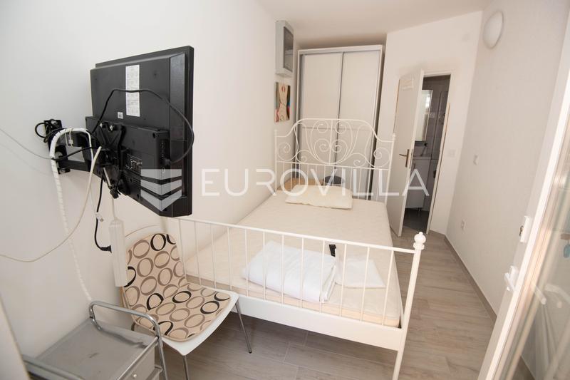 Tisno, ekskluzivna apartmanska kuća prvi red do mora s panoramskim pogledom i brodicom - 33
