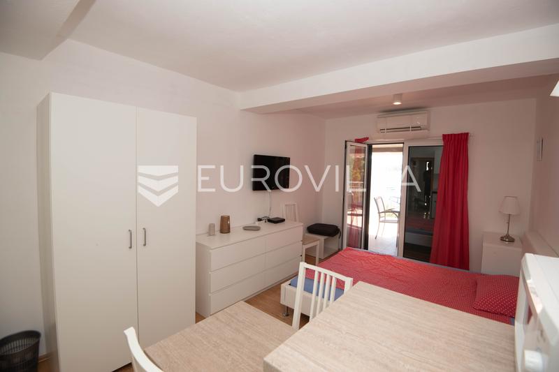 Tisno, ekskluzivna apartmanska kuća prvi red do mora s panoramskim pogledom i brodicom - 30