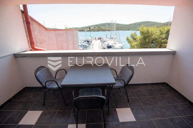Tisno, ekskluzivna apartmanska kuća prvi red do mora s panoramskim pogledom i brodicom - 53