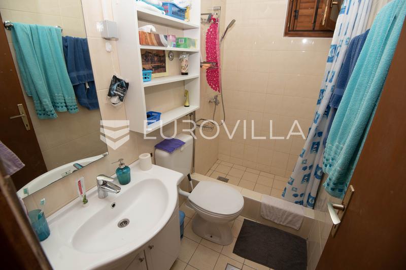 Tisno, ekskluzivna apartmanska kuća prvi red do mora s panoramskim pogledom i brodicom - 8