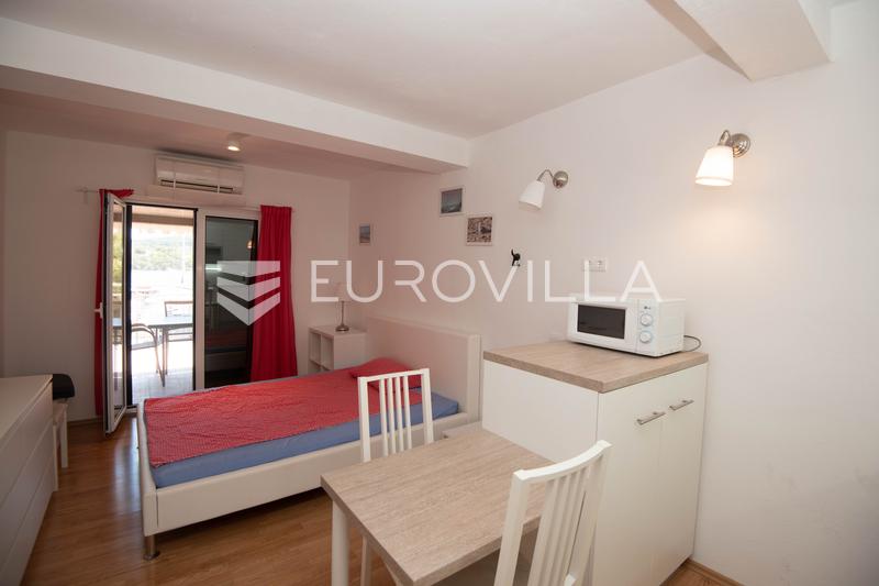 Tisno, ekskluzivna apartmanska kuća prvi red do mora s panoramskim pogledom i brodicom - 26