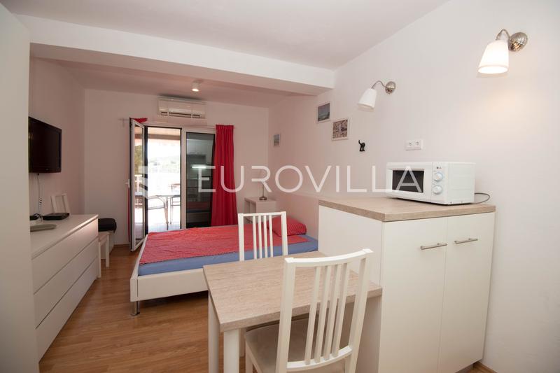 Tisno, ekskluzivna apartmanska kuća prvi red do mora s panoramskim pogledom i brodicom - 29