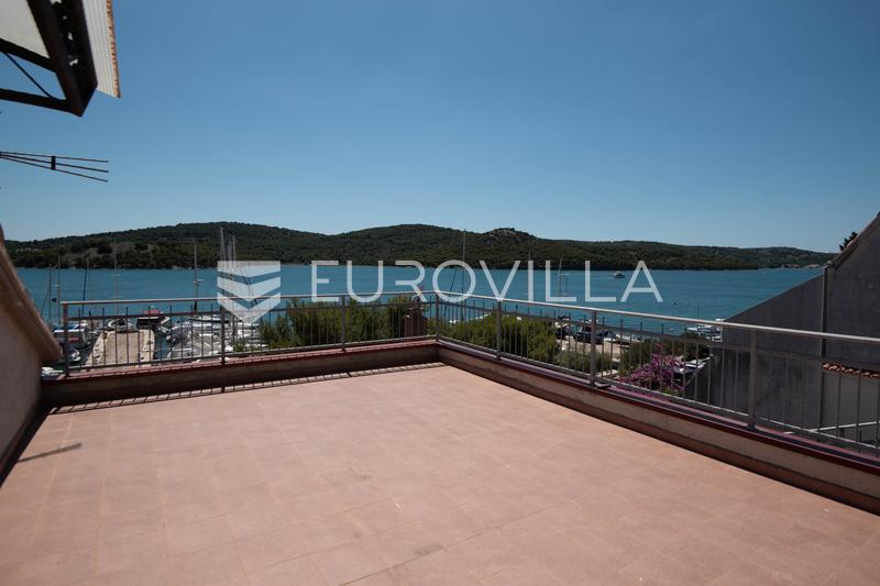 Tisno, ekskluzivna apartmanska kuća prvi red do mora s panoramskim pogledom i brodicom - 1