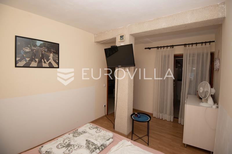 Tisno, ekskluzivna apartmanska kuća prvi red do mora s panoramskim pogledom i brodicom - 15