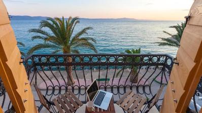 Makarska rivierası, tamamen yenilenmiş eski taş ev, merkezde, denize sıfır.