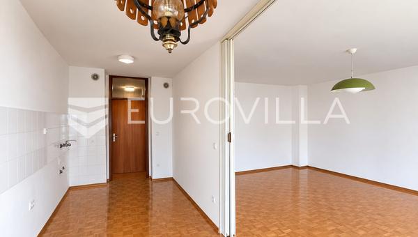 Zagreb, RUDEŠ, prostran dvosoban stan, 61 m², spremište i loggia