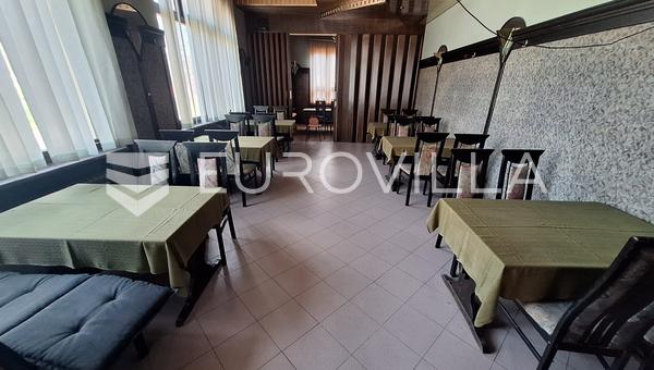 Karlovac, Borlin, 720 m² ev, işyerleri, müştemilat ve futbol sahası ile