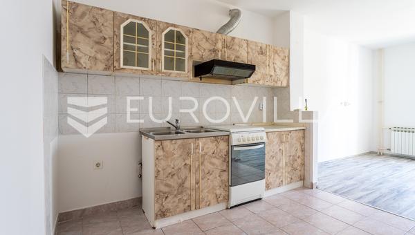 Solin, ulica Hektoroviceva, faktycznie przestronna kawalerka o łącznej powierzchni 42 m²