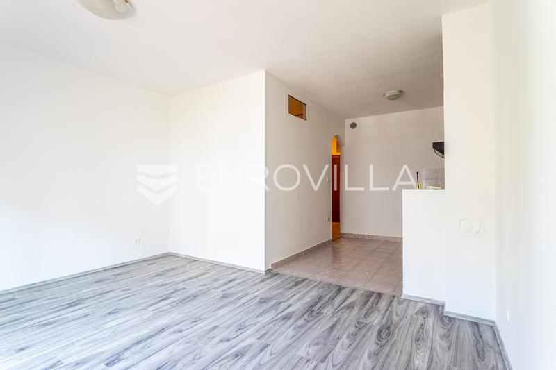 Solin, Hektoroviceva Straat, feitelijk een ruim studio-appartement met een totale oppervlakte van 42 m² - 2