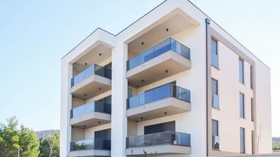 Zadar, Rovanjska, modernes Gebäude mit Panoramablick auf das Meer und das Velebit-Gebirge