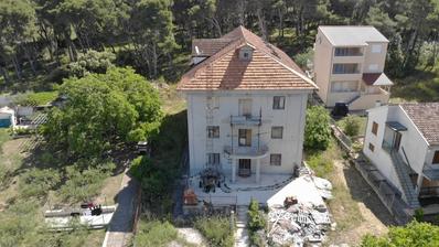 Zlarin, ruim huis met appartementen in renovatie, 1200 m²