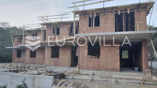 Rijeka, Skurinje, sıra ev, 100 m², mükemmel konum, dört odalı daire
