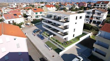 Pag, Povljana - Trojizbový apartmán so záhradou, 180 m od mora, S2.