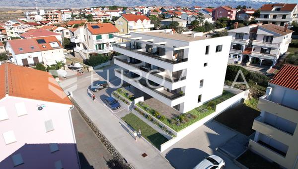 Pag, Povljana - Apartamento de tres habitaciones con jardín, a 180 m del mar, S2.