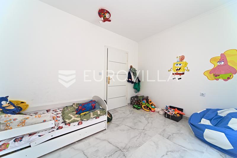Osijek, Donji Grad, apartamento de quatro quartos completamente renovado com pátio - 13