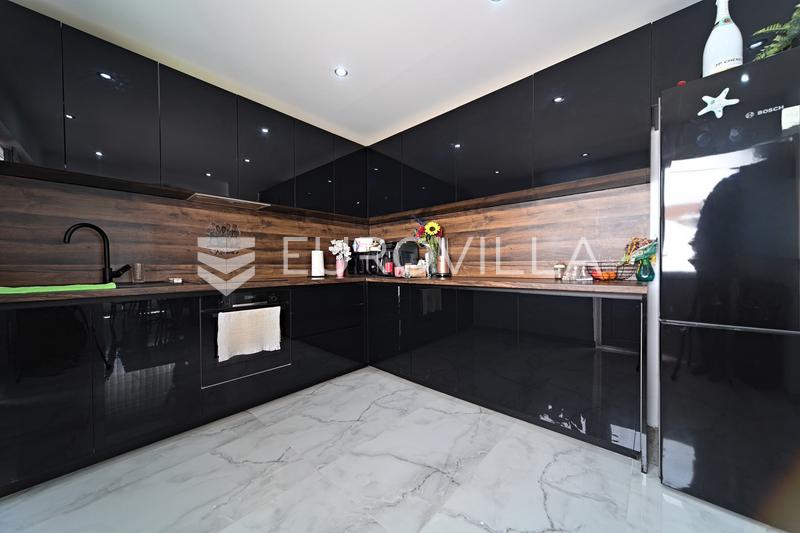 Osijek, Donji Grad, apartamento de quatro quartos completamente renovado com pátio - 6