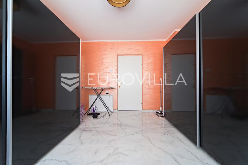 Osijek, Donji Grad, apartamento de quatro quartos completamente renovado com pátio - 12