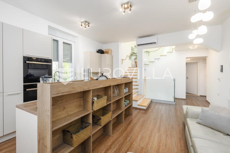 Istria, Pula, apartamento completamente renovado en una villa austrohúngara, a 100 m de la playa. - 3