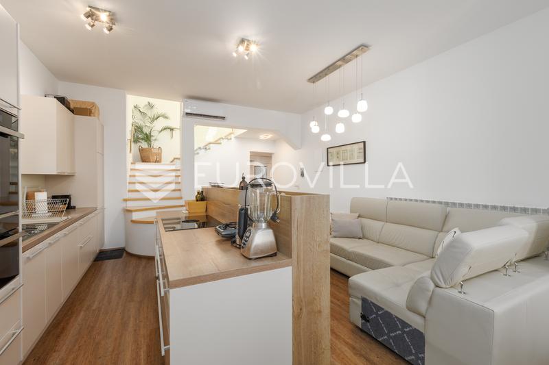 Istria, Pula, apartamento completamente renovado en una villa austrohúngara, a 100 m de la playa. - 4