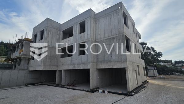 Ciovo- Slatine iki yatak odalı daire 60,35 m² ve denize 50 m mesafede otopark