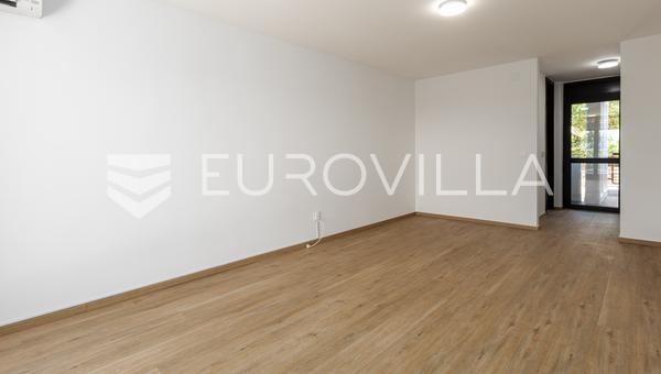 Isztria, Duga Uvala, 1. emelet, felújított apartman a üdülőhelyen belül tengerre néző kilátással, 150 m-re a tengertől.