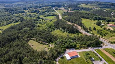 Isztria, Gračišće, egy egyedülálló, 2 000 m²-es építési telek, melyet 36 789 m² erdő ölel körül