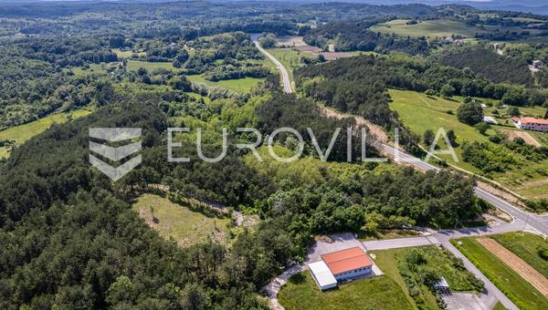 Istrie, Grascisce, un terrain à bâtir unique de 2 000 m² entouré d'une forêt de 36 789 m²