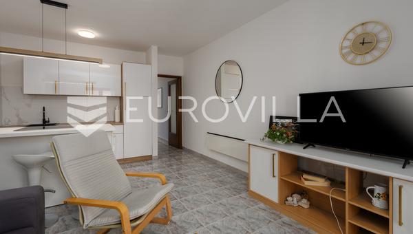 Istrië, Vrsar - Functioneel appartement met een ruim terras op een uitstekende locatie