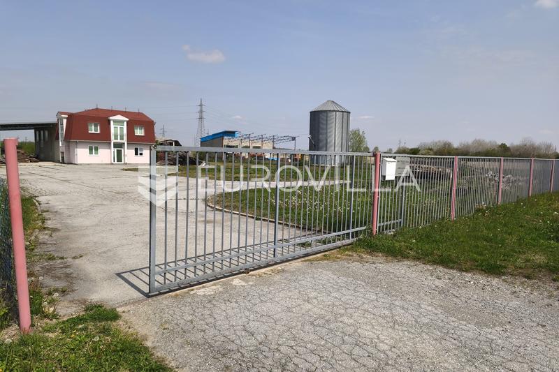 Nasice - Propriété commerciale pour activités de fabrication, d'entreposage ou de services sur 8 100 m² - 8