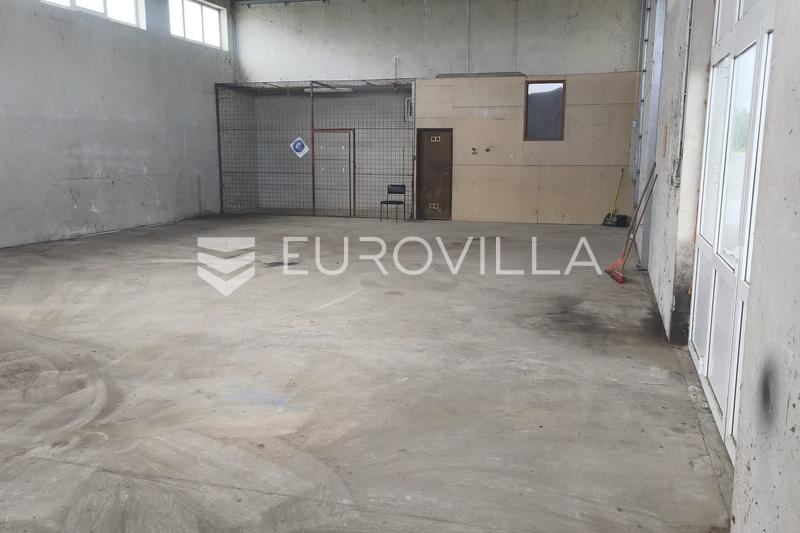 Nasice - Propriété commerciale pour activités de fabrication, d'entreposage ou de services sur 8 100 m² - 12