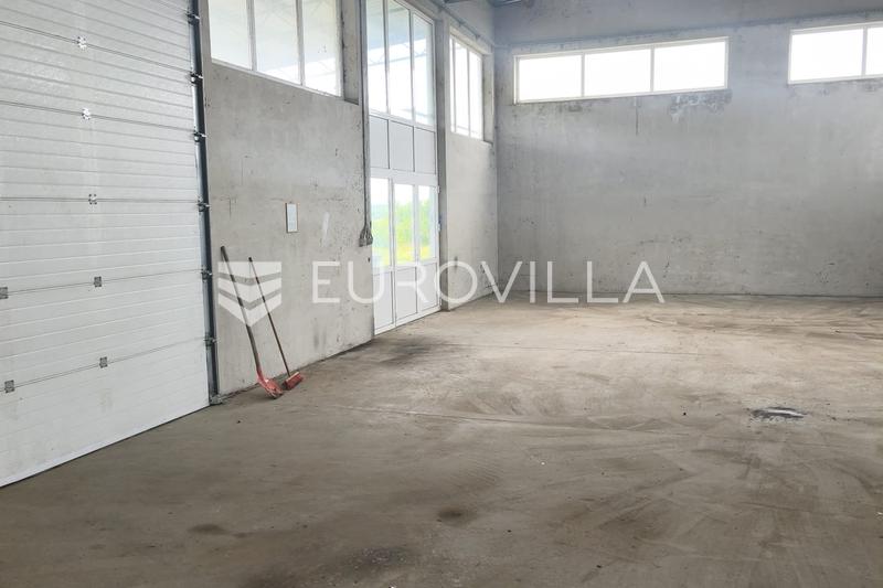Nasice - Propriété commerciale pour activités de fabrication, d'entreposage ou de services sur 8 100 m² - 9